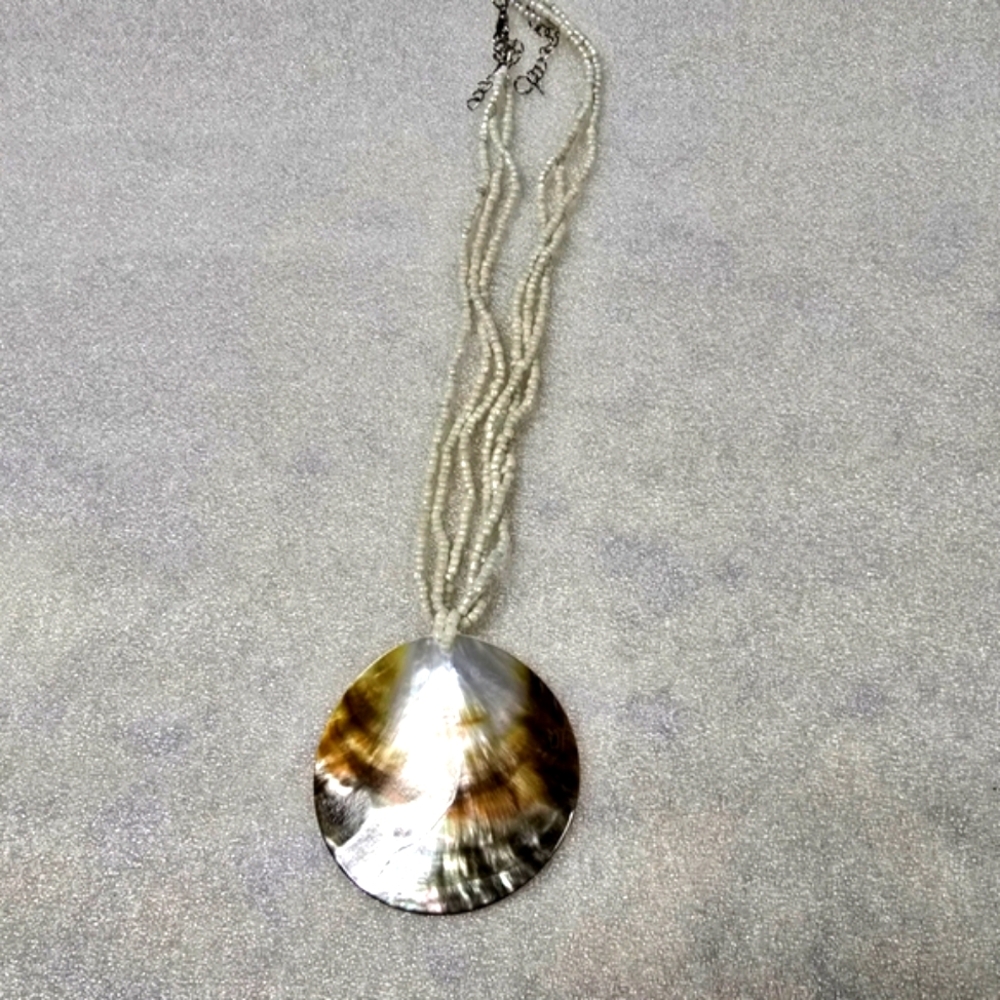 LARGE SHELL NECKALCE